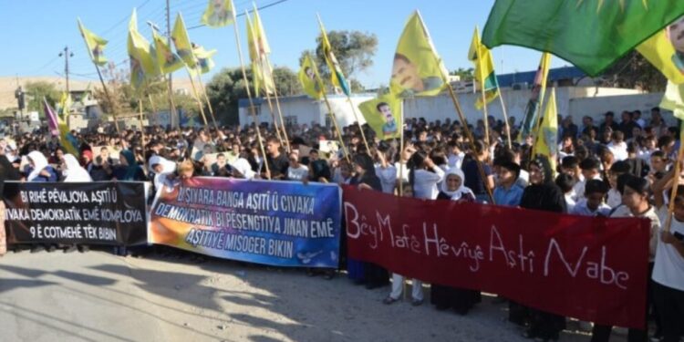 Maxmûr’da komploya karşı yürüyüş