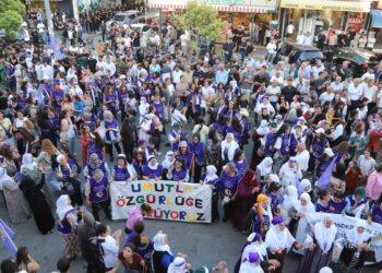 Kadınların yürüyüşü Mersin’de: Tarihi fırsatın yolu İmralı’dan geçiyor