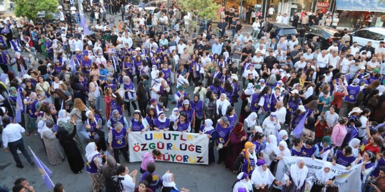 Kadınların yürüyüşü Mersin’de: Tarihi fırsatın yolu İmralı’dan geçiyor