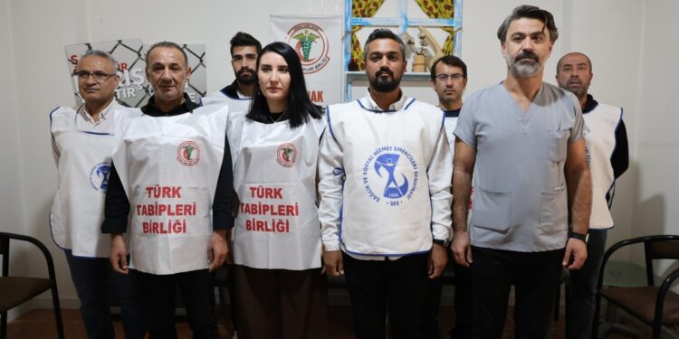 Sağlıkçılardan Adalet Nöbeti’ne destek