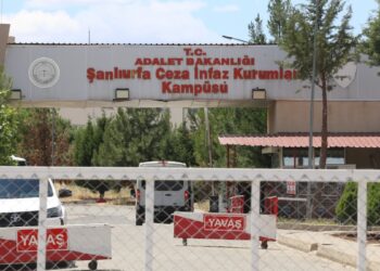 Tutsak yakını çocuğa çıplak arama dayatması