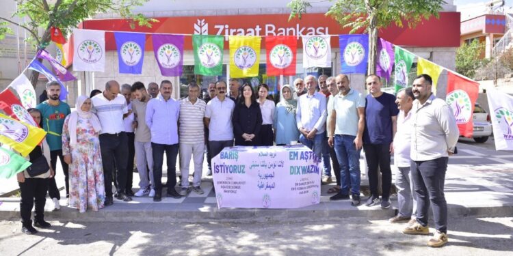 Yurttaşlar barış için imza verdi