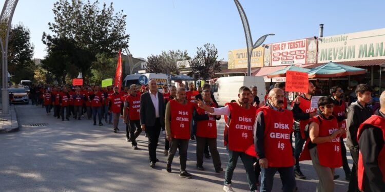 Wan’da işçiler belediyeye yürüdü: Kayyım gidecek, işçiler kazanacak