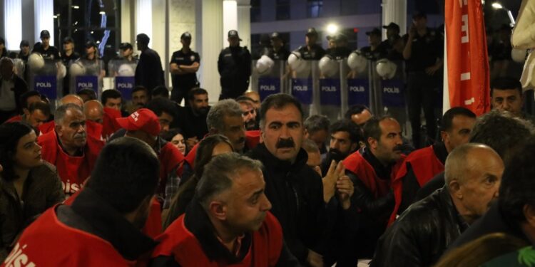 İşçiler polis ablukasında açıklama yaptı: Wan bizim, emek bizim