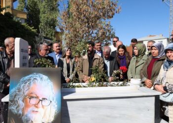 Gazeteci Salaz mezarı başında anıldı