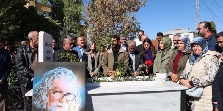 Gazeteci Salaz mezarı başında anıldı