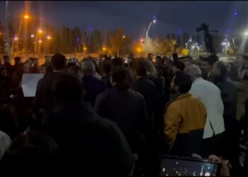 Wan’da öğrencilerden eylem: Rektör soruları yanıtlamadan kaçtı