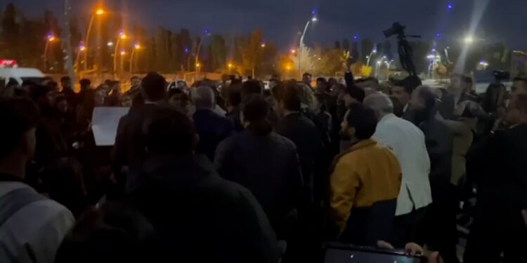 Wan’da öğrencilerden eylem: Rektör soruları yanıtlamadan kaçtı