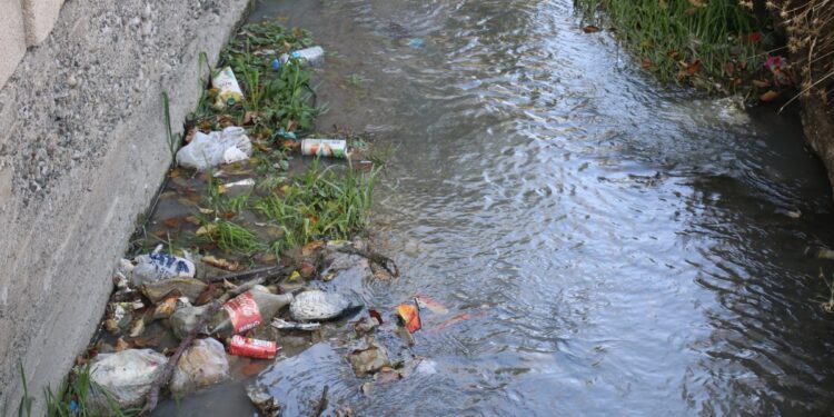 Kapatılmayan ve temizlenmeyen DSİ kanalı sağlığı tehdit ediyor