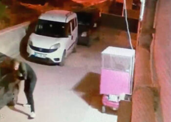 15 Otomobilin Lastiklerini Tek Tek Patlattı