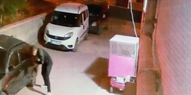 15 Otomobilin Lastiklerini Tek Tek Patlattı