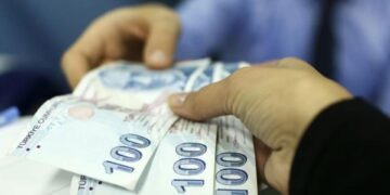270 şubeli dev banka iflas etti: Önünde uzun kuyruklar oluştu