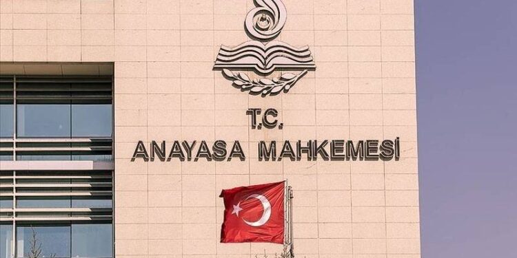 AYM, Cumhurbaşkanı'nın döviz, banknot ve hisse senedi hareketlerini düzenleme yetkisini iptal etti