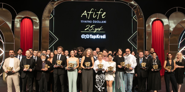 Afife Jale Tiyatro Ödülleri’ne Damga Vuran Skandal! 'Yaşarken Öldürülen Oyuncu' Şoke Etti