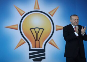 Ak Parti diğer partileri 'hapis' gündemine sıkıştırıp seçime hazırlanıyor; muhalefet ve sorun çıkarma potansiyeli olan çevreleri dağıtıyor