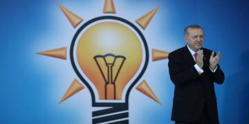 Ak Parti diğer partileri 'hapis' gündemine sıkıştırıp seçime hazırlanıyor; muhalefet ve sorun çıkarma potansiyeli olan çevreleri dağıtıyor