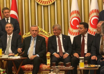 Ali Babacan’dan sonra Ahmet Davutoğlu da AKP’ye yeşil ışık yaktı: ”Mesele devletin geleceği”