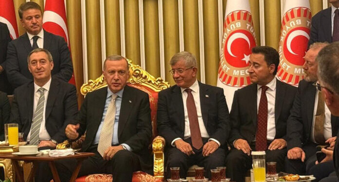 Ali Babacan’dan sonra Ahmet Davutoğlu da AKP’ye yeşil ışık yaktı: ”Mesele devletin geleceği”