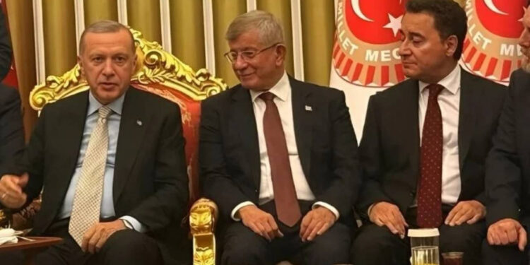 Ali Babacan'la İlgili Dikkat Çeken İddia: 'Partisini Kapatıp AKP'ye Dönebilir'