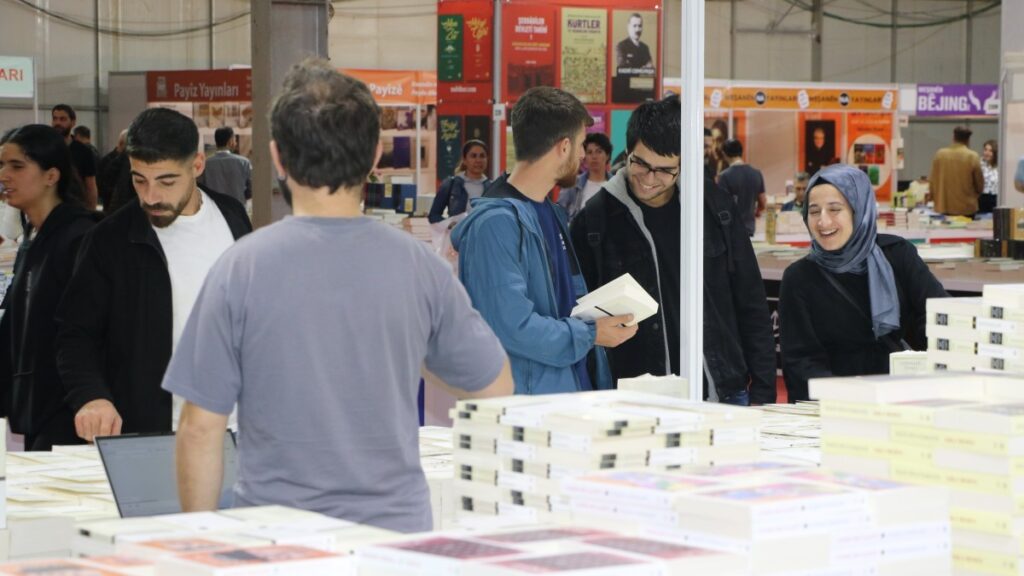 Amed kitap fuarında Kürtçe kitaplara yoğun ilgi