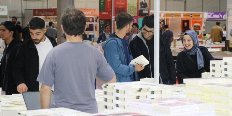 Amed kitap fuarında Kürtçe kitaplara yoğun ilgi