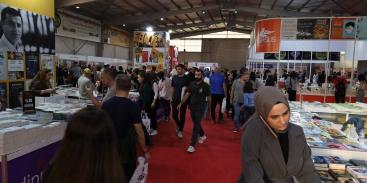 Amed’de düzenlenen kitap fuarı 2’nci günde