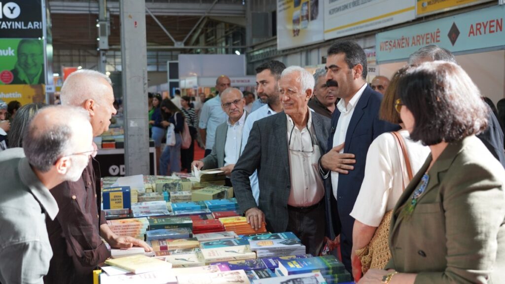 Amed'te 9'uncu kitap fuarı başladı: 31’i Kürtçe 200 yayınevi okurları bekliyor