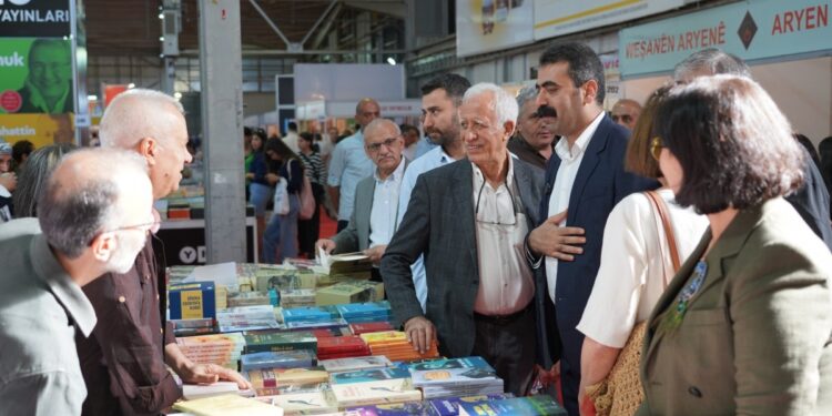 Amed'te 9'uncu kitap fuarı başladı: 31’i Kürtçe 200 yayınevi okurları bekliyor