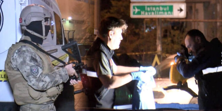 Arnavutköy'de Esrarengiz Cinayet: Polis Yelekli Kişi Sokak Ortasında Öldürüldü