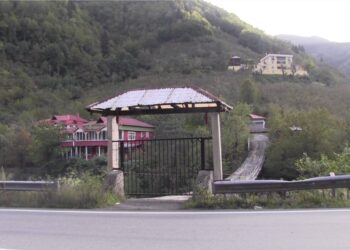 Asma köprüye demir kapı yaptırıp, kilit de taktı