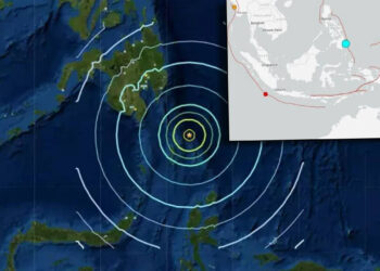 'Ateş Çemberi'nde 7.4'lük Deprem! Peş Peşe Uyarılar Yapıldı: 'Yüksek Yerlere Çıkın'