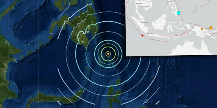 'Ateş Çemberi'nde 7.4'lük Deprem! Peş Peşe Uyarılar Yapıldı: 'Yüksek Yerlere Çıkın'