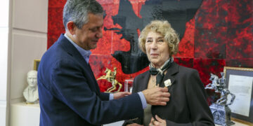 Ayşe Kulin CHP’ye Üye Oldu: Rozetini Özgür Özel Taktı