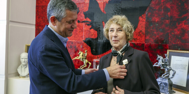 Ayşe Kulin CHP’ye Üye Oldu: Rozetini Özgür Özel Taktı