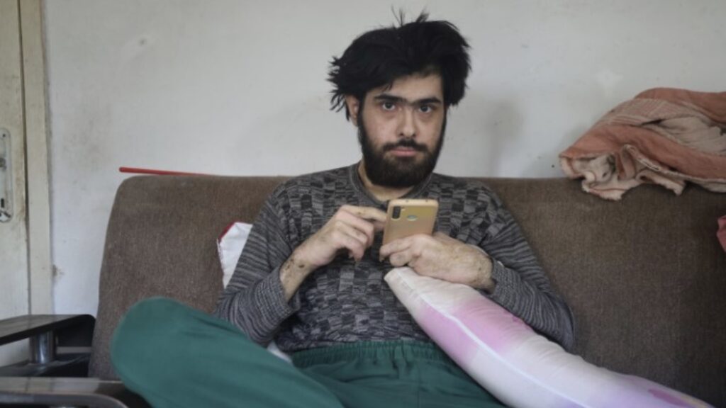 Banyo yapmıyor, tırnaklarını kesmiyor, sadece telefonla oynuyor