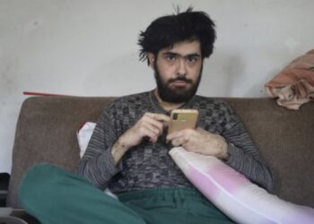 Banyo yapmıyor, tırnaklarını kesmiyor, sadece telefonla oynuyor