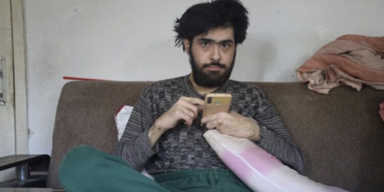 Banyo yapmıyor, tırnaklarını kesmiyor, sadece telefonla oynuyor