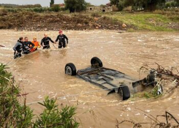 Belediyemiz ekipleri sahada aralıksız çalışıyor