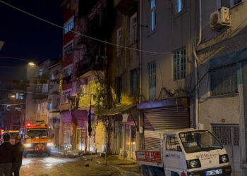 Beyoğlu’nda Havai Fişek Patladı, Apartman Alev Aldı!