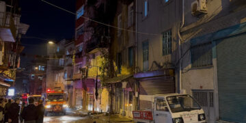 Beyoğlu’nda Havai Fişek Patladı, Apartman Alev Aldı!