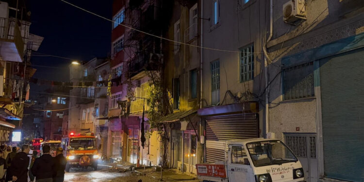 Beyoğlu’nda Havai Fişek Patladı, Apartman Alev Aldı!