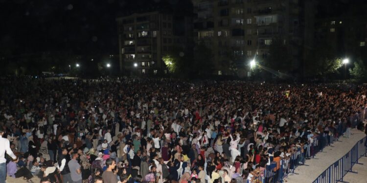 Binler Xecê ve Xêro Abbas konserinde bir araya geldi