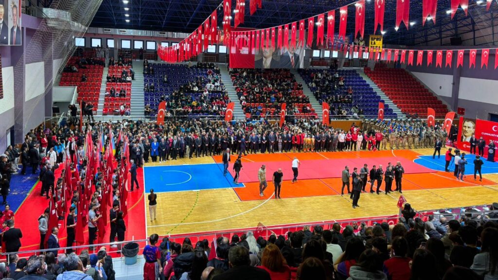 CHP’li Adıgüzel: Ordu’da vali yardımcısı küçücük çocukların jimnastik gösterisini giysileri nedeniyle engelledi