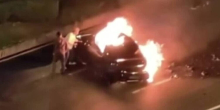 Çin’de Elektrikli Araç Faciası: Kapılar Kilitlendi, Sürücü Yanarak Öldü