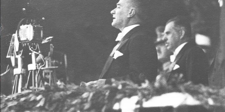 Cumhuriyet Bayramımız kutlu olsun; en büyük devrim 102 yıl önce bugün Cumhuriyet’in ilanıyla yapıldı