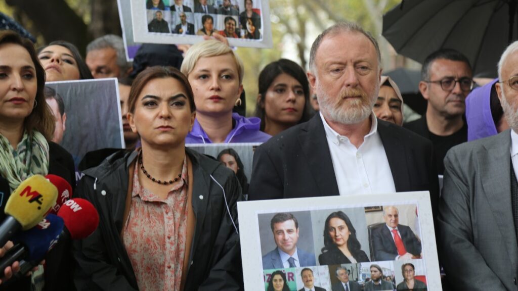 DEM Parti Adalet Bakanlığı önünde: Ayak oyunlarıyla zaman kazanılmaya çalışılıyor