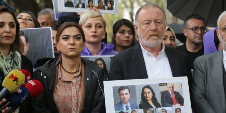 DEM Parti Adalet Bakanlığı önünde: Ayak oyunlarıyla zaman kazanılmaya çalışılıyor