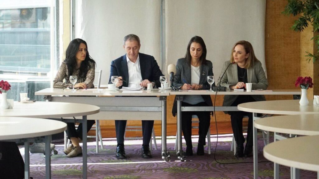 DEM Parti Eş Genel Başkanları Hatimoğulları ve Bakırhan, Akil İnsanlar heyetlerinde yer alan aydın ve yazarlarla bir araya geldi