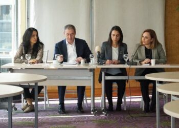 DEM Parti Eş Genel Başkanları Hatimoğulları ve Bakırhan, Akil İnsanlar heyetlerinde yer alan aydın ve yazarlarla bir araya geldi