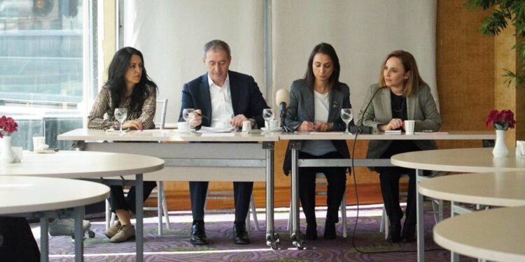 DEM Parti Eş Genel Başkanları Hatimoğulları ve Bakırhan, Akil İnsanlar heyetlerinde yer alan aydın ve yazarlarla bir araya geldi